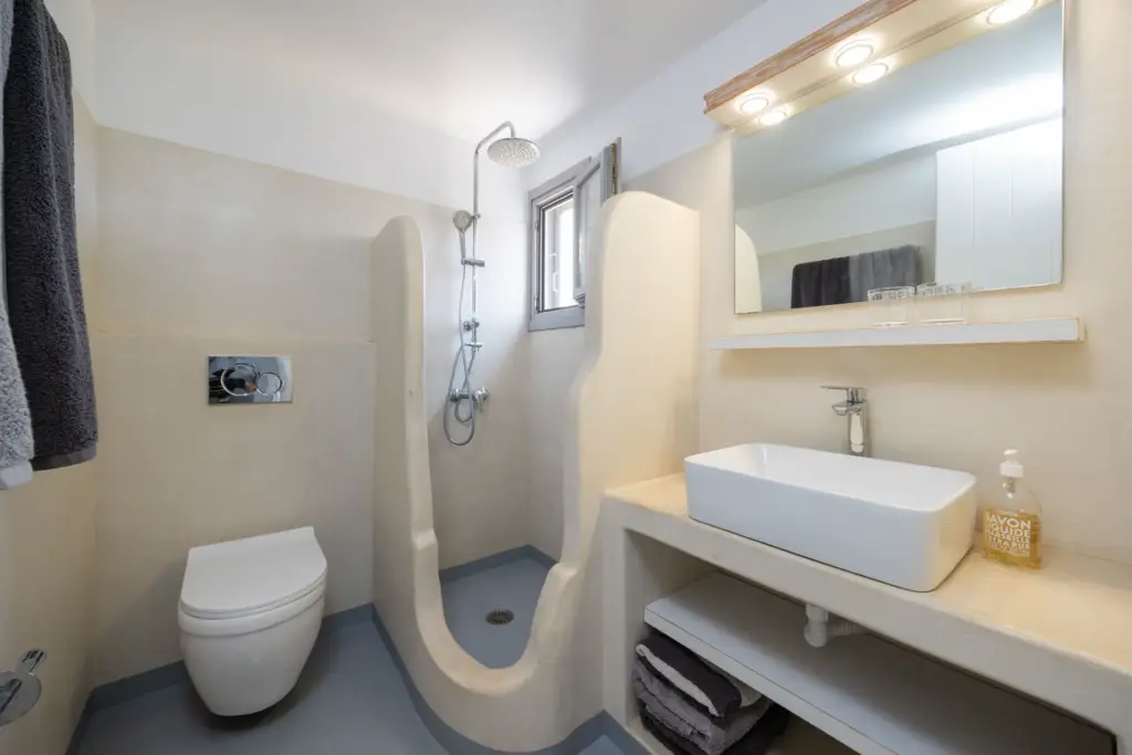 Naxos Argana Upper bathroom ©Chantelle Roussou